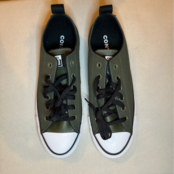 Women’s Chuck Taylor All-Star Leather Low-Top Sneaker - Size 9 - Picture 2 of 7